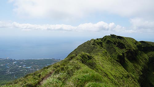 山頂から見下ろす島の海岸線や紺碧の海の眺めがすばらしい八丈富士へ